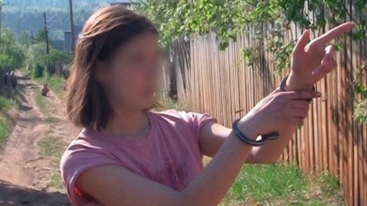 18-летняя сибирячка поругалась с родителями и подожгла дом с родственниками внутри