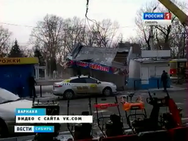 В Барнауле демонтаж торгового павильона повредил машину и чуть не убил человека