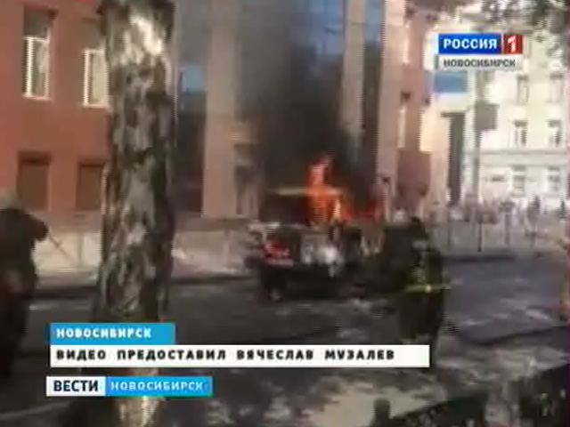 В центре Новосибирска на Красном проспекте вспыхнул автомобиль
