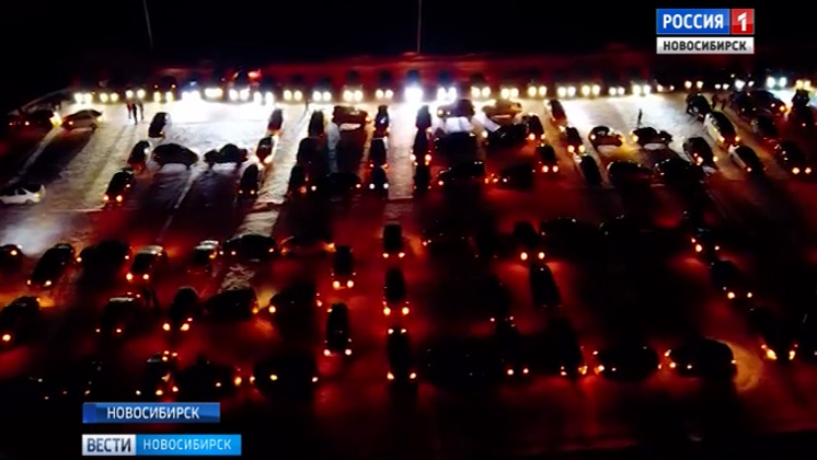 Гирлянда из автомобилей украсила городской аэропорт Новосибирска