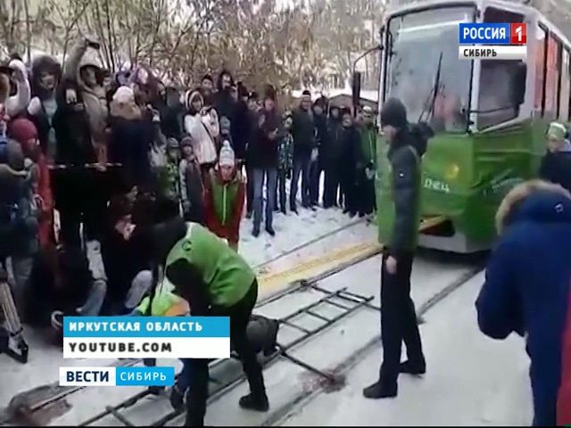 Иркутянка протащила по рельсам два трамвая с 70 пассажирами