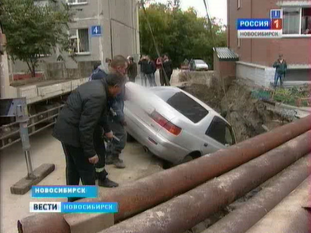 В Ленинском районе машина провалилась в вырытую коммунальщиками яму