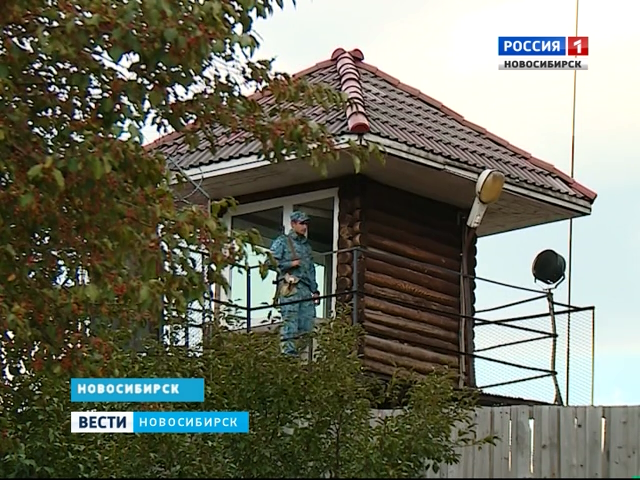 Жители домов возле колонии в Новосибирске ежедневно в шесть утра просыпаются под гимн России