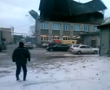 Сильный ветер сорвал крышу со здания в Новосибирске