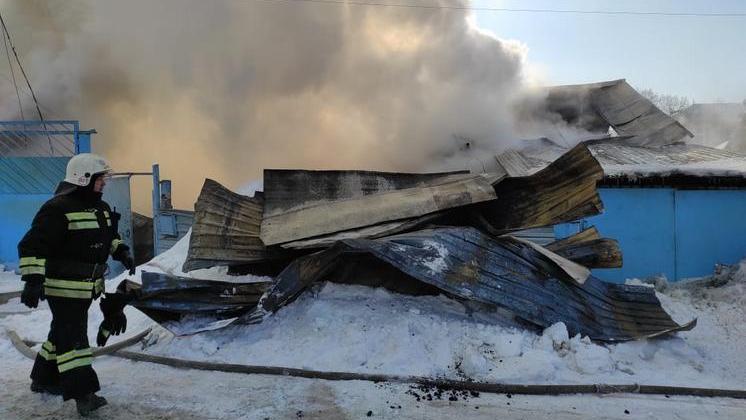 Трое детей могли погибнуть при пожаре в частном доме в Новосибирске