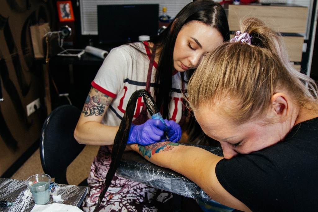 Работа над татуировкой продолжается. Процесс нанесения татуировки весьма болезненный, но чего не сделаешь ради красоты.
