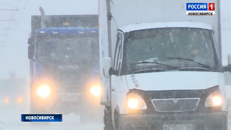 Из-за снегопада дорожные службы Новосибирска работают в усиленном режиме