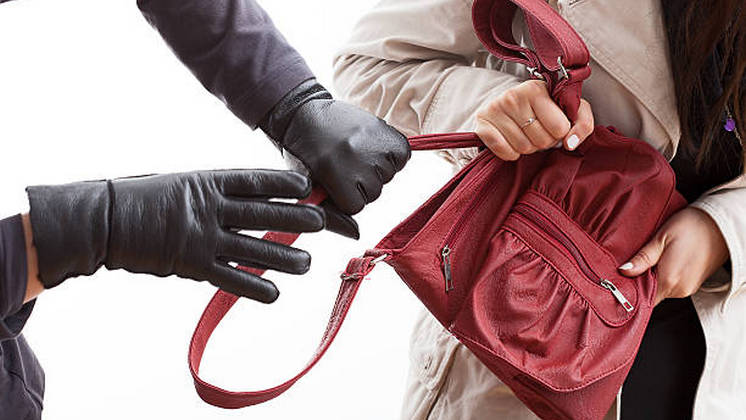 В Новосибирске грабитель вырвал сумку с деньгами из рук женщины и сбежал