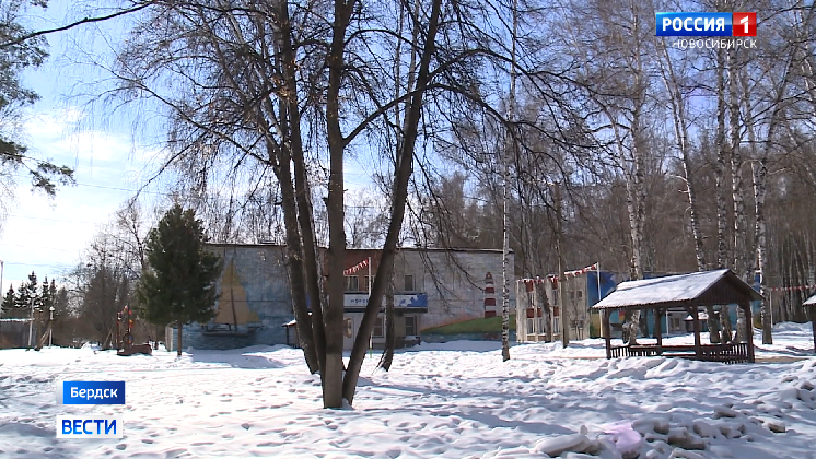 В детских лагерях Новосибирской области начали готовить здания к летнему отдыху