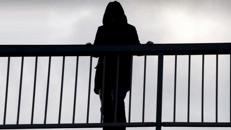 В Новосибирске женщина угрожала спрыгнуть с балкона многоэтажки