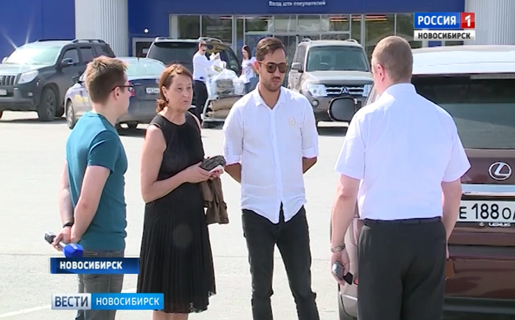 В новосибирском ТЦ рабочий напал с ножом на покупательницу и попытался угнать автомобиль 