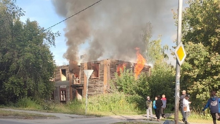 В Новосибирске снова загорелся расселенный барак на Никитина