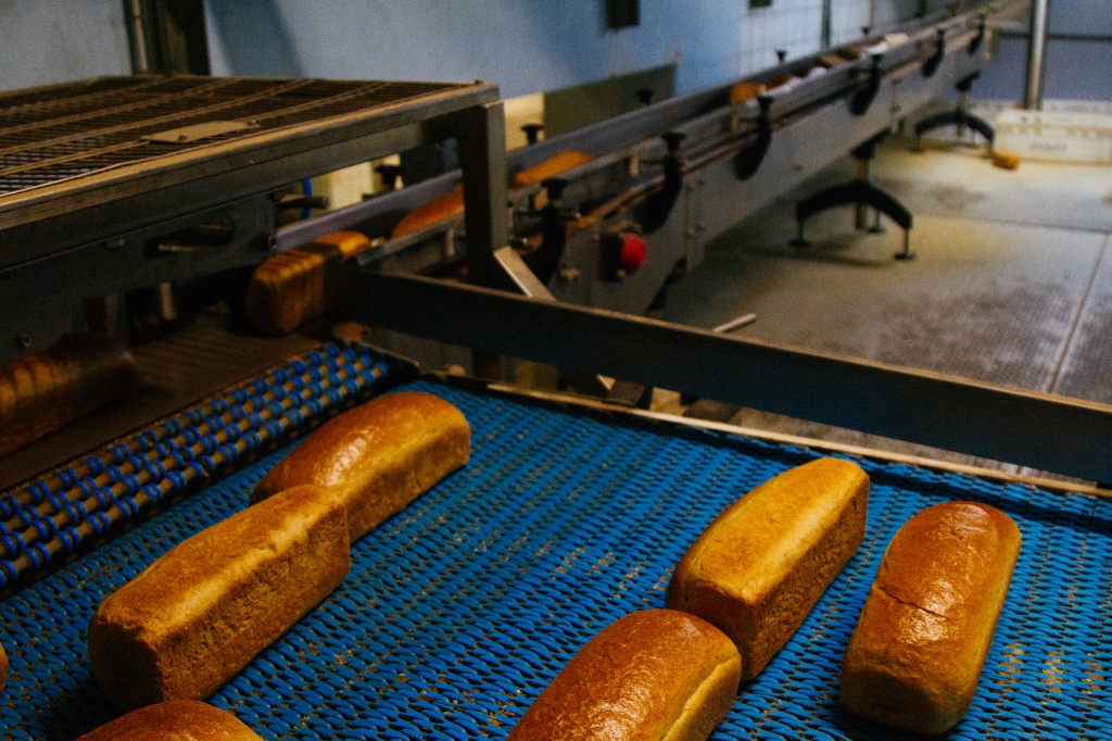 Остывший хлеб отправляют в сортировочный цех, там его еще раз осматривают и упаковывают.