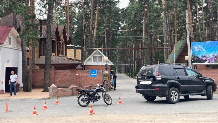В Новосибирске 16-летний подросток врезался на мотоцикле в машину и попал в больницу