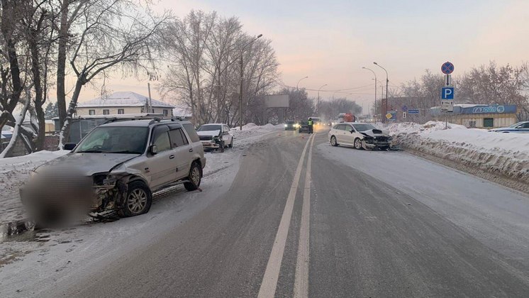 35-летняя водитель кроссовера попала в больницу после тройного ДТП в Новосибирске