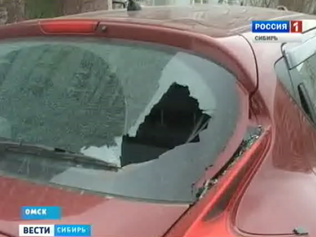 В Омске неизвестный расстрелял машины прямо во дворах