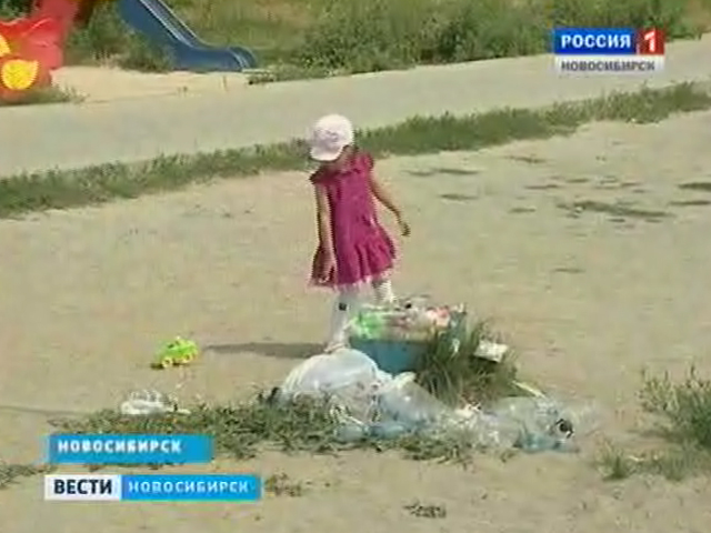 Жители Ленинского района требуют убирать мусор с детской площадки