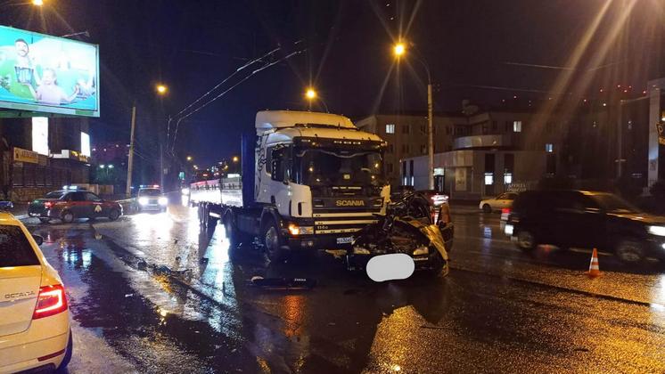 В Новосибирске 20-летний водитель погиб в ДТП с грузовиком