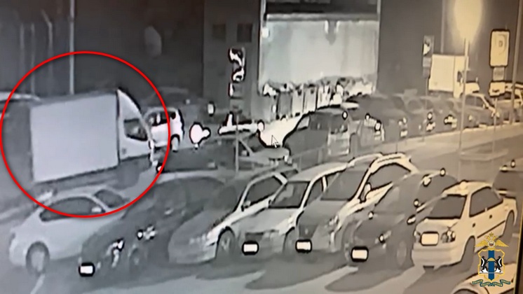18-летний новосибирец попытался угнать грузовик и бросил его через несколько метров