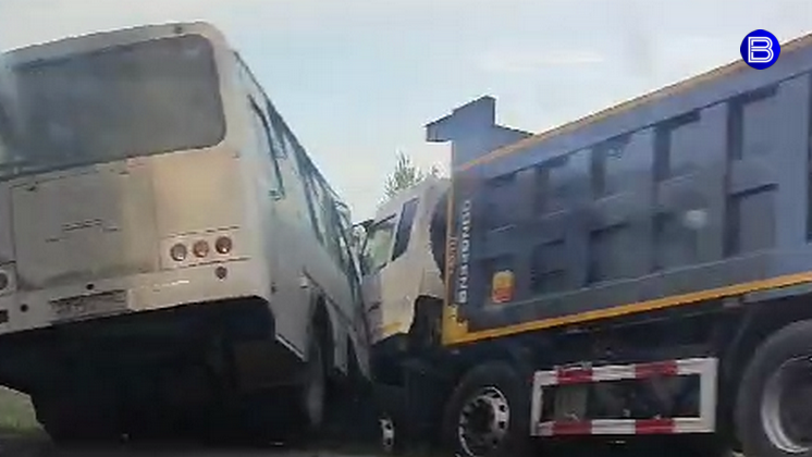Под Новосибирском грузовик протаранил пассажирский автобус на трассе