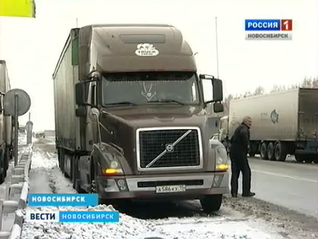 Из-за снегопада в Новосибирске ограничили движение грузового транспорта