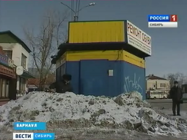 В центре Барнаула завалили снегом киоск, внутри которого был мужчина