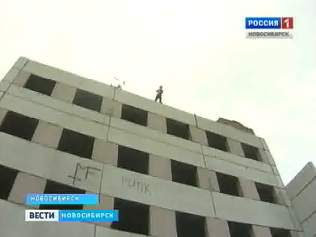 Среди новосибирцев сегодня набирает популярность роуп-джампинг - прыжки с высотных сооружений