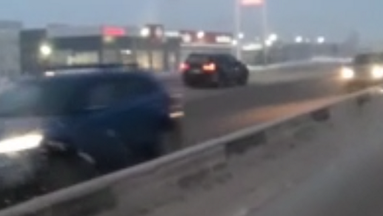 В Новосибирске автомобилист решил миновать пробку по встречке