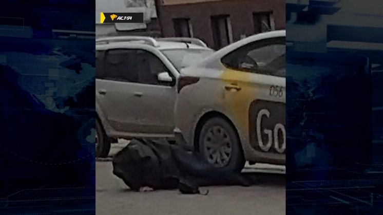 В Новосибирске таксист выкинул пассажира и проехал ему по ногам 