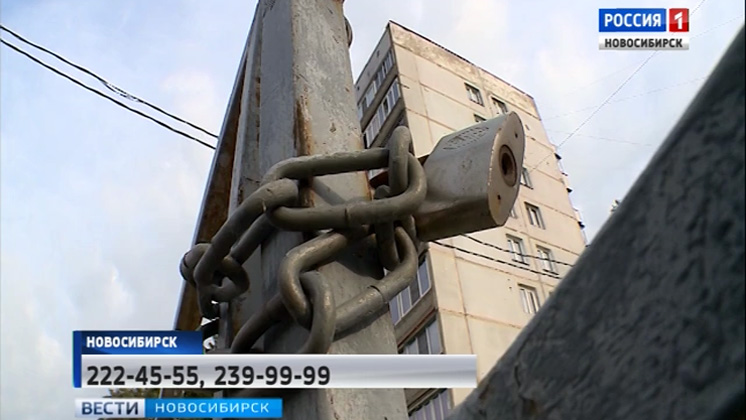 Опасные препятствия: шлагбаумы и бетонные блоки на дорогах угрожают безопасности новосибирцев