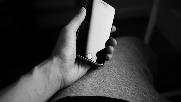 20-летний новосибирец пришел в гости к девушке и лишился мобильника