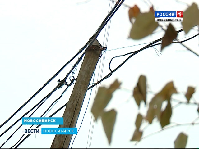 Жители Октябрьского района жалуются на аварийный столб рядом с детской площадкой