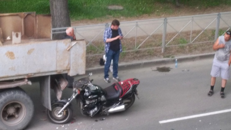Водителя мотоцикла увезли в больницу после аварии в Новосибирске