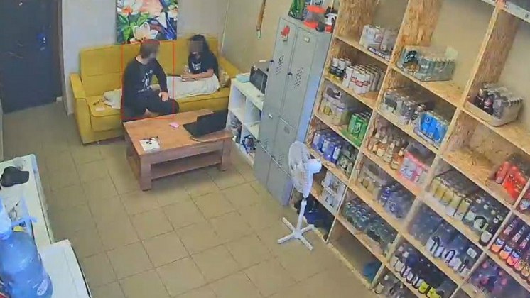 Новосибирец проник на склад и попытался отобрать дорогой телефон у сотрудницы