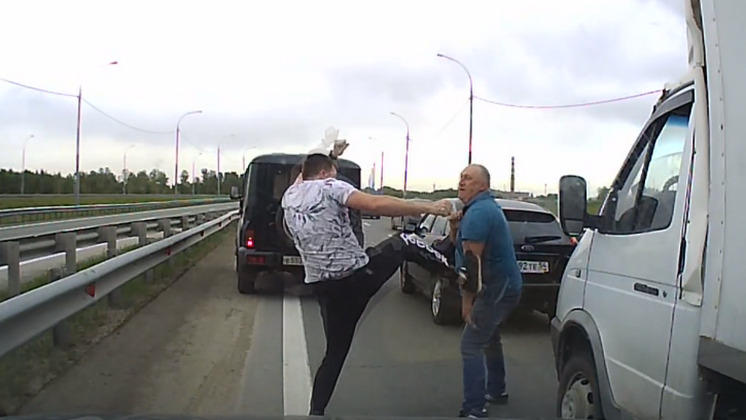 Два новосибирских водителя устроили бесконтактный бой на трассе