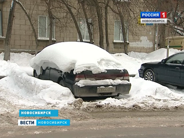 Власти предлагают штрафовать автовладельцев за мешающие уборке снега машины
