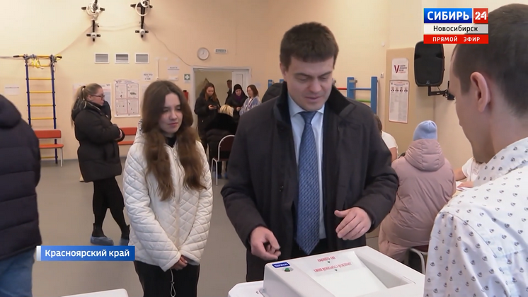 Красноярцы голосуют на выборах Президента России с музыкой и угощениями