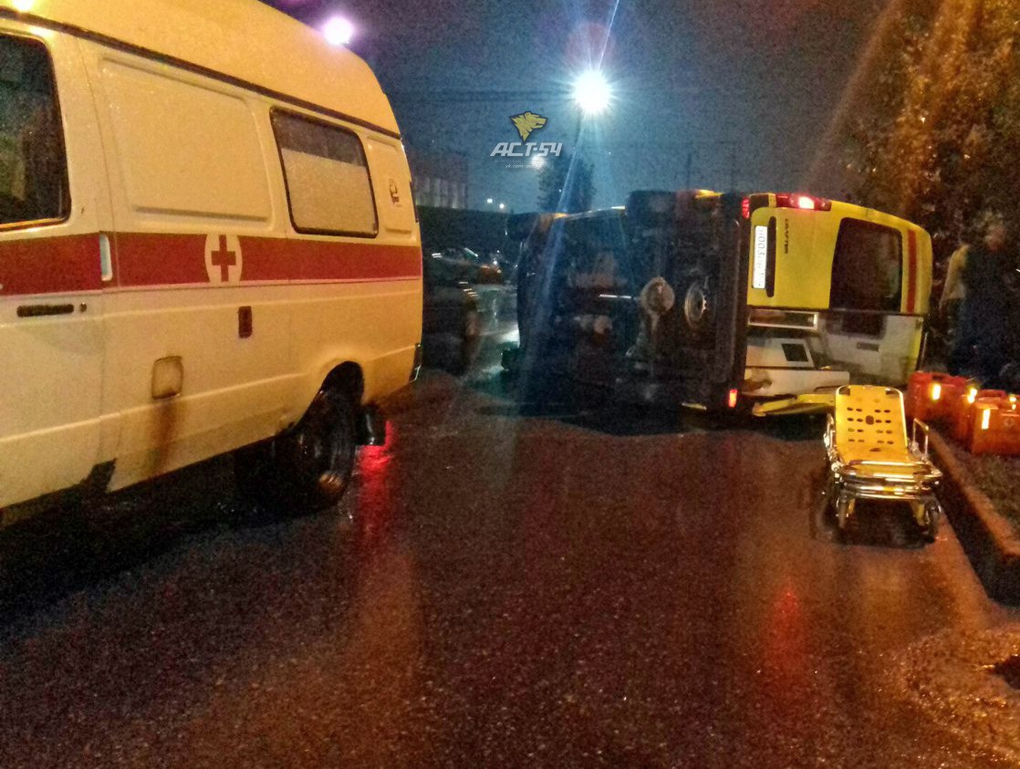 Реанимобиль с пациентом перевернулся на мокрой дороге в Новосибирске: три человека пострадали