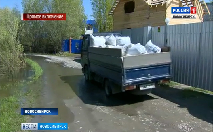 Новосибирские дачники спасают имущество с подтопленных участков
