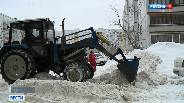 Снегопады заставили новосибирских дорожников перейти на круглосуточный режим работы