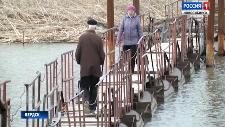 Дачники в Бердске вынуждены добираться до своих участков по ветхому мосту