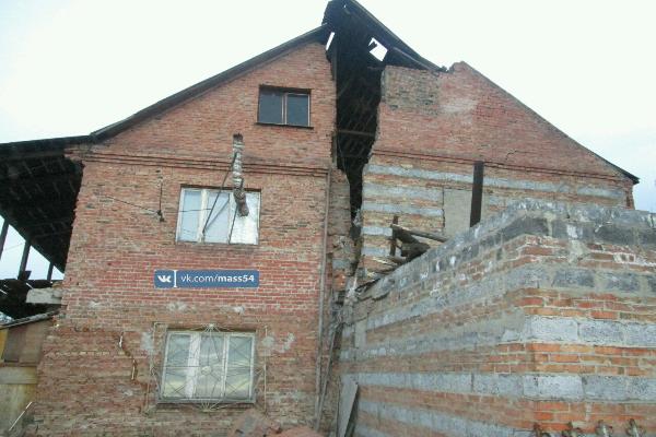 В Новосибирске треснуло и частично обрушилось трехэтажное здание
