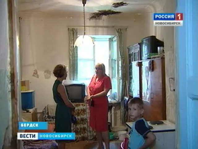 Пока власти тянут с расселением, на жителей аварийного дома в Бердске рушится потолок