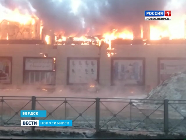 Пламя и дым на федеральной трассе: в Бердске несколько часов сражались с пожаром
