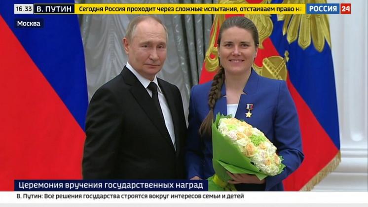 Президент России вручил Звезду Героя космонавту из Новосибирска Анне Кикиной