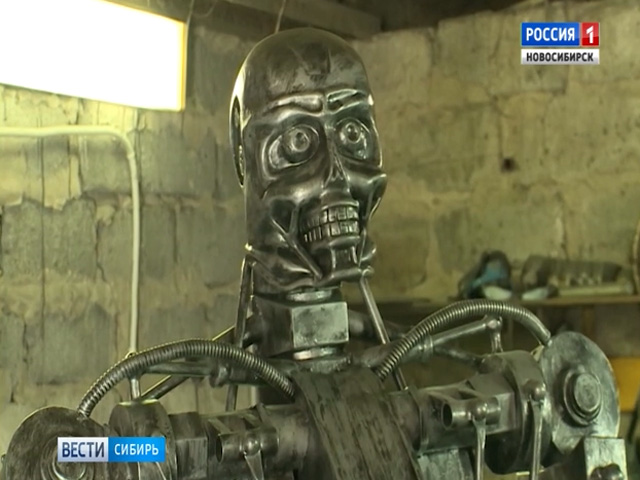 Омский умелец заставил двухметрового робота-терминатора жарить шашлык