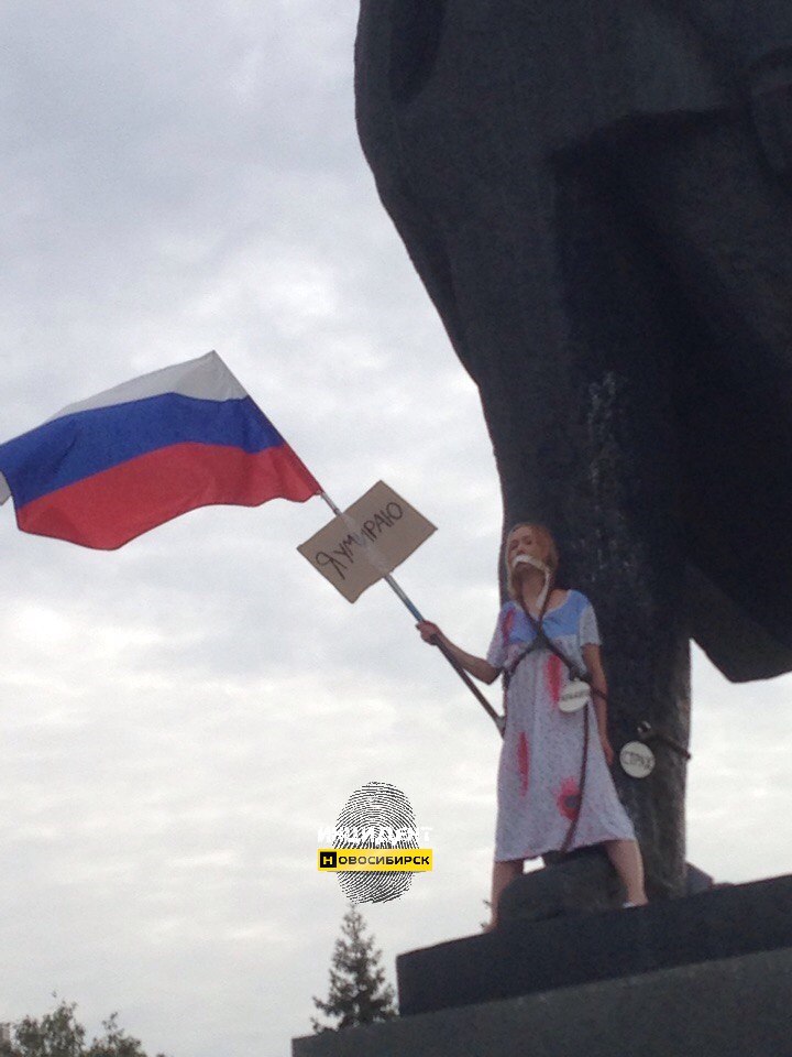 Девушка с триколором приковала себя цепями к памятнику Ленину в Новосибирске