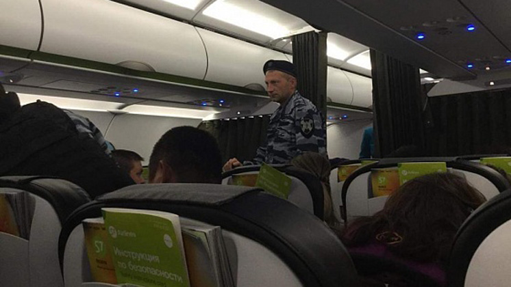 Пассажир задержанного из-за «террористов» рейса рассказал подробности ЧП