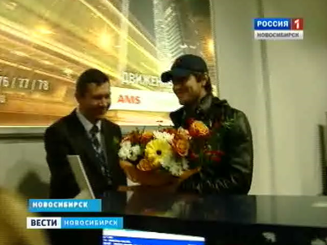 В аэропорту Толмачево поздравили трехмиллионного пассажира этого года