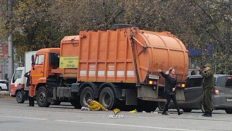 Пенсионерка угодила под колеса мусоровоза в Новосибирске